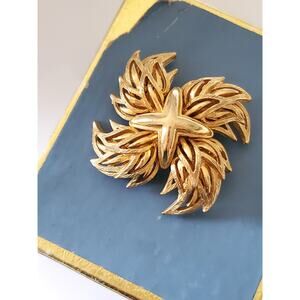 Vintage Lisner Gold Tone Leaf Brooch